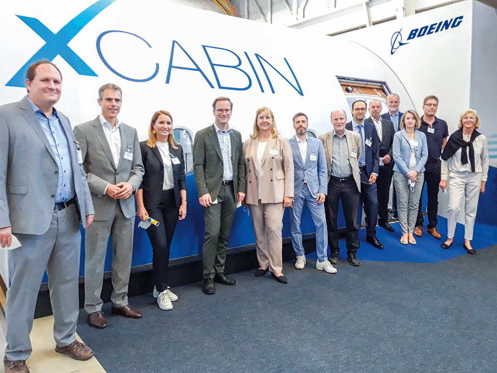 IHK-Präsidium zu Gast bei der zu Boeing gehörenden Jeppesen GmbH